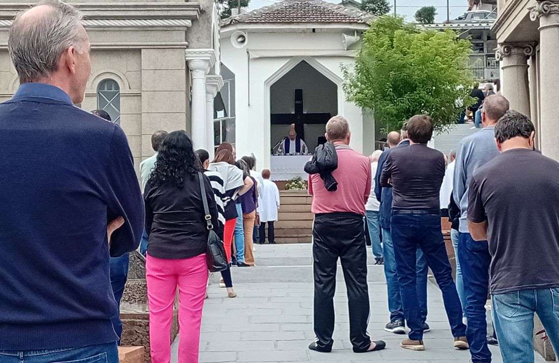 Foto notícia Milhares de fiéis participam das Missas de Finados na Paróquia Santo Antônio de Bento