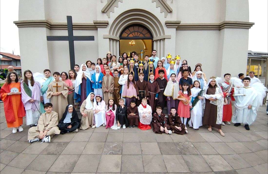 Foto notícia Comunidade Santa Maria Goretti celebra Solenidade de Todos os Santos com catequizandos caracterizados