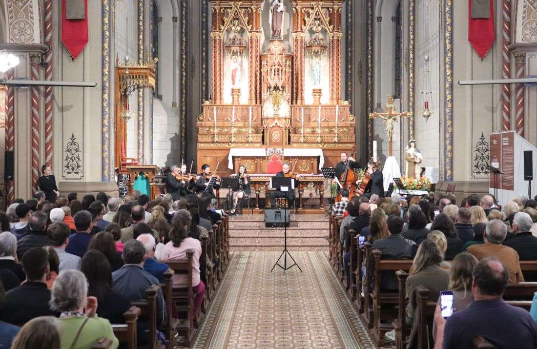 Foto notícia Santuário Santo Antônio recebe concerto Cordas Brasileiras, Vozes Italianas do Grupo de Cordas da UCS