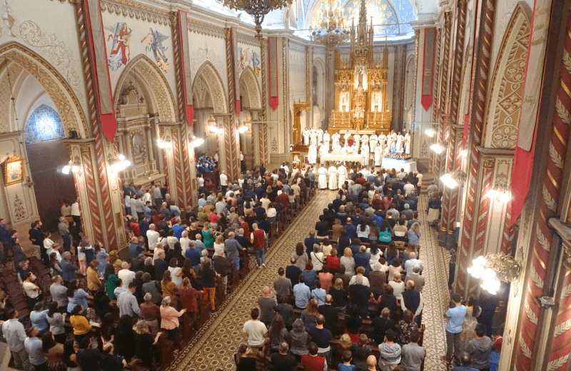 Foto notícia Diocese de Caxias do Sul celebra 90 anos de criação com visita da imagem de Caravaggio e Catedral lotada