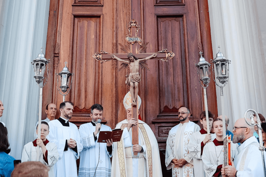 Bênção de Páscoa de Dom José Gislon será transmitida por emissoras de rádio e televisão, na Diocese de Caxias