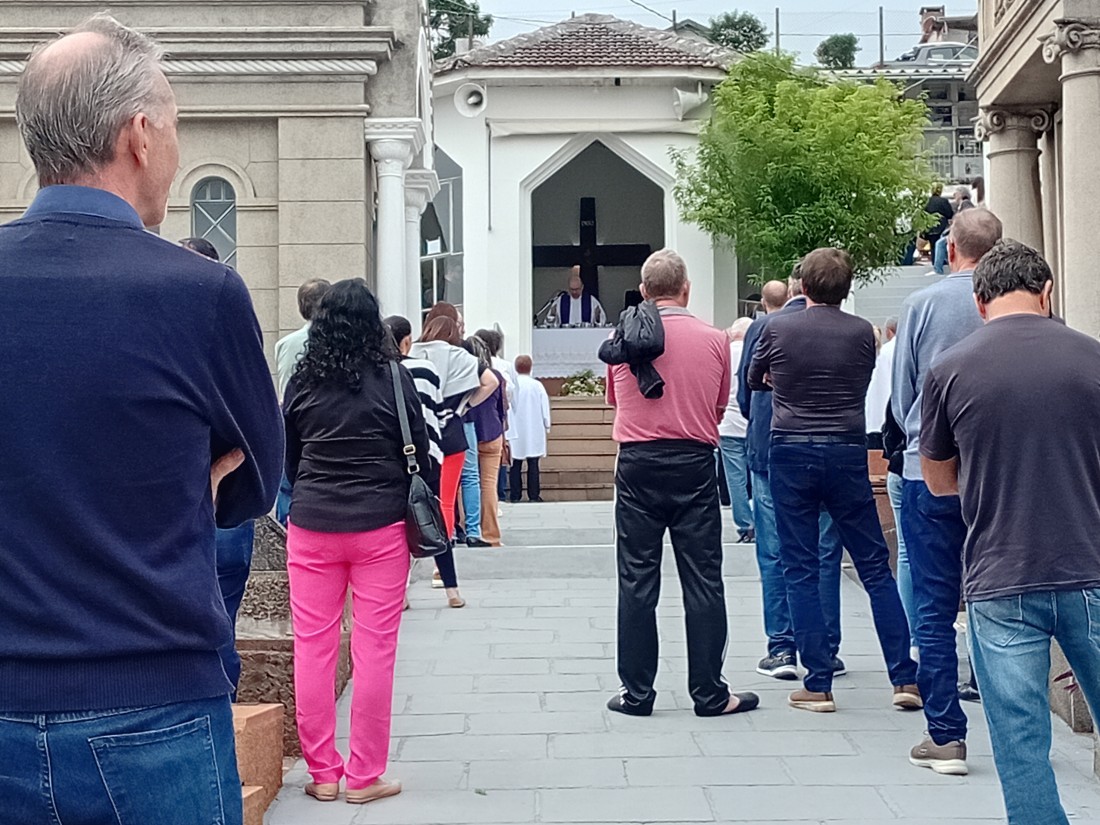 Milhares de fiéis participam das Missas de Finados na Paróquia Santo Antônio de Bento